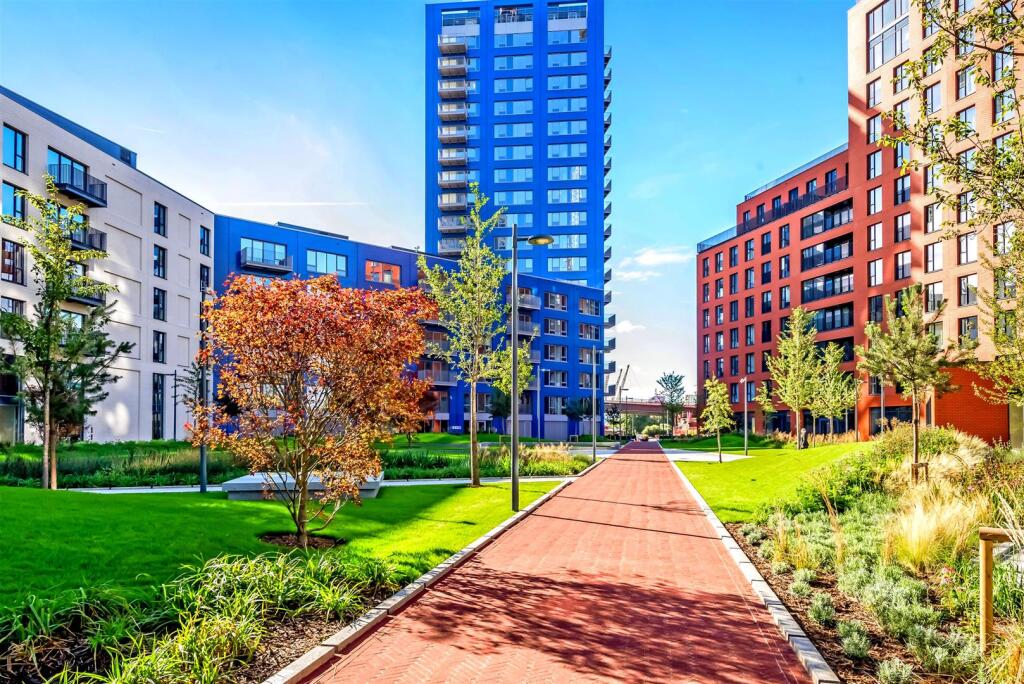 3 bed 1st Floor Flat for rent in Poplar. From Coopers - London