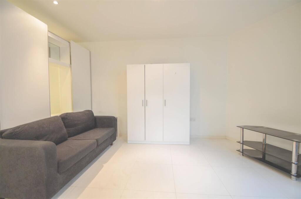 4 bed Studio for rent in Poplar. From Coopers - London 4 bed Studio for rent in Poplar. From Coopers - London