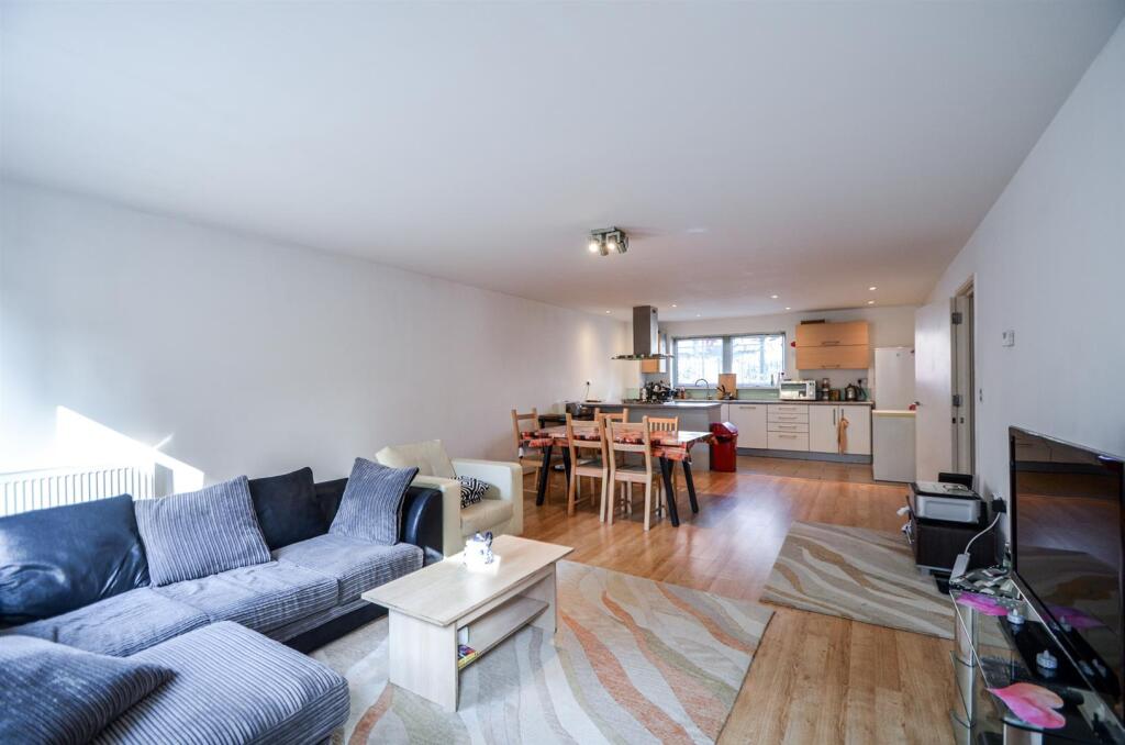 3 bed 1st Floor Flat for rent in Bow. From Coopers - London