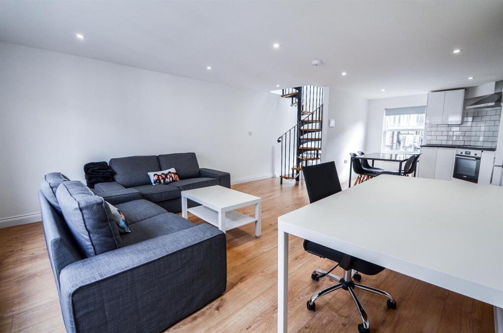 4 bed Annexe for rent in Westminster. From Coopers - London