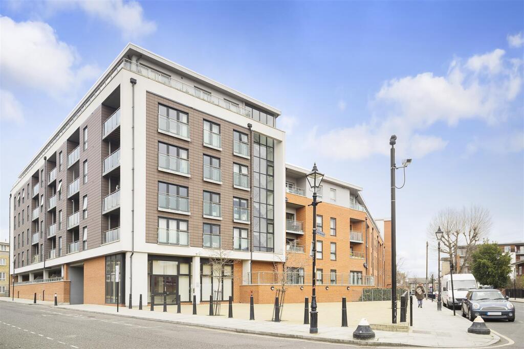 4 bed Studio for rent in Bow. From Coopers - London