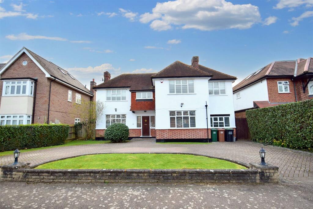 5 bed Detached House for rent in Northwood. From Coopers - Pinner