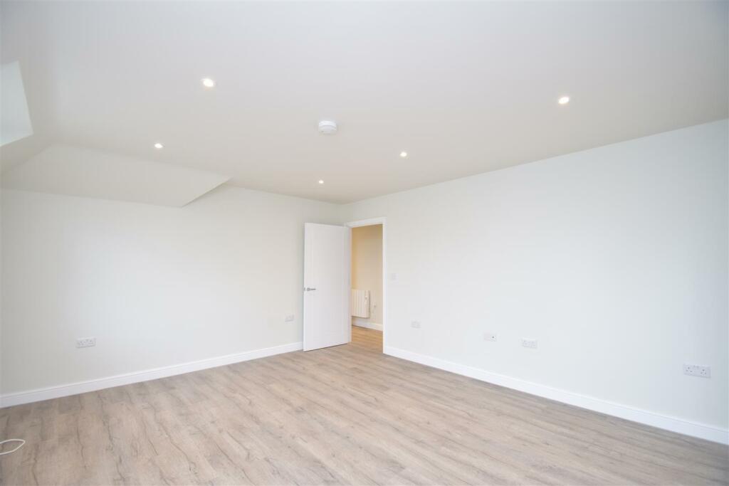 2 bed Flat for rent in . From Coopers - Pinner