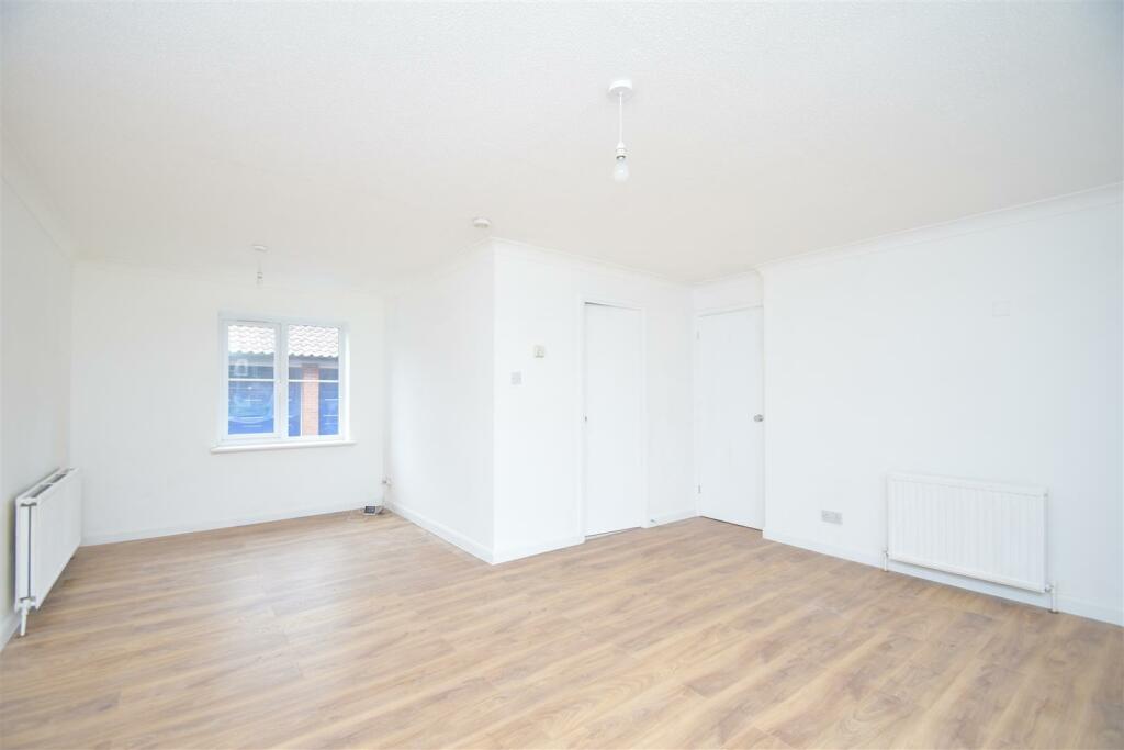 2 bed Apartment for rent in Northwood. From Coopers - Pinner