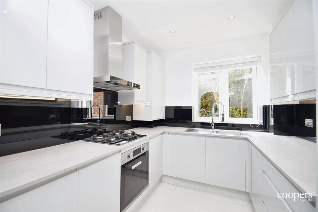 2 bed Apartment for rent in Northwood. From Coopers - Pinner