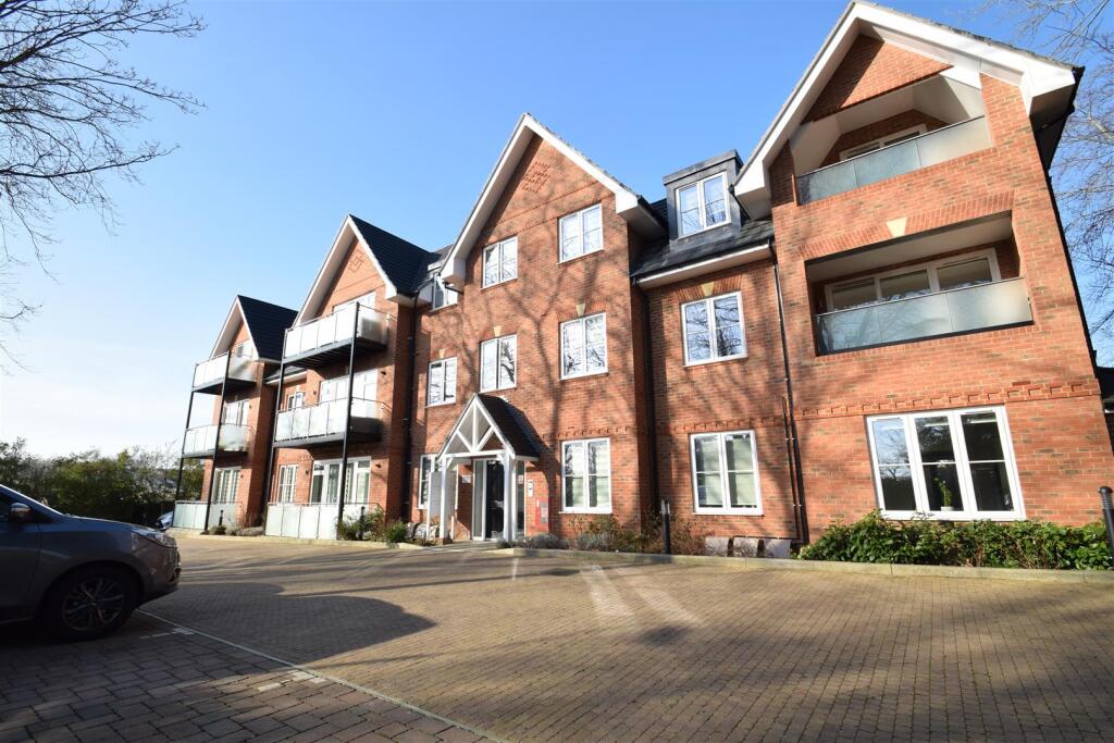 3 bed Apartment for rent in Northwood. From Coopers - Pinner