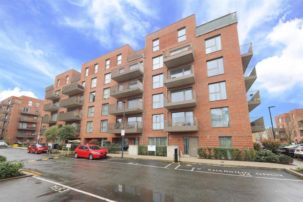 2 bed Apartment for rent in Harrow. From Coopers - Pinner