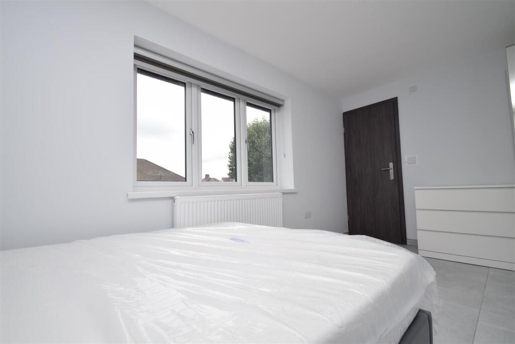 4 bed Studio for rent in Wembley. From Coopers - Pinner 4 bed Studio for rent in Wembley. From Coopers - Pinner