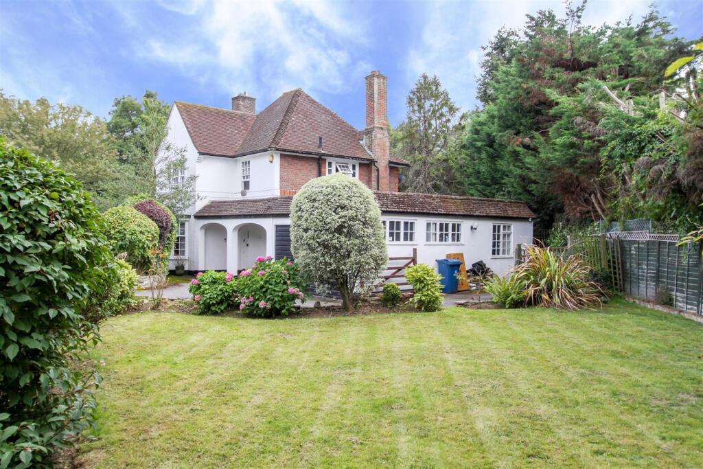 4 bed Detached for rent in Pinner. From Coopers - Pinner