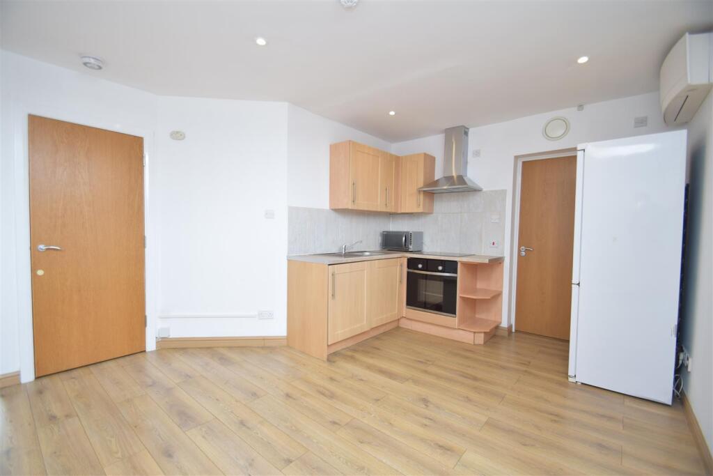 4 bed Studio for rent in Harrow. From Coopers - Pinner