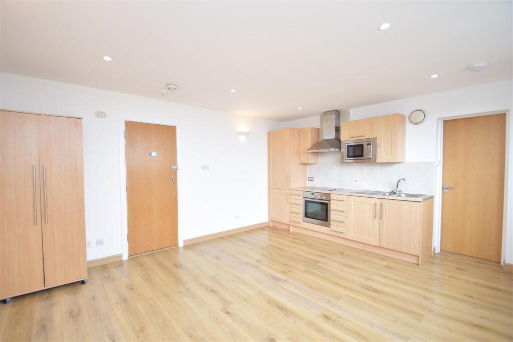 4 bed Studio for rent in Harrow. From Coopers - Pinner