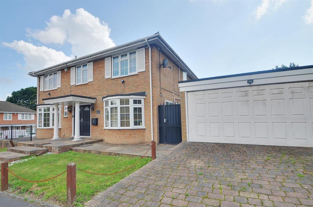 5 bed Detached for rent in Stanmore. From Coopers - Pinner