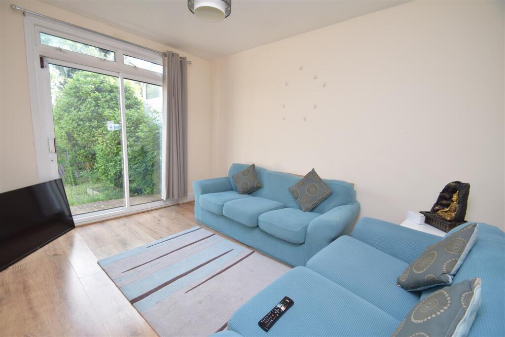 2 bed Bungalow for rent in Pinner. From Coopers - Pinner
