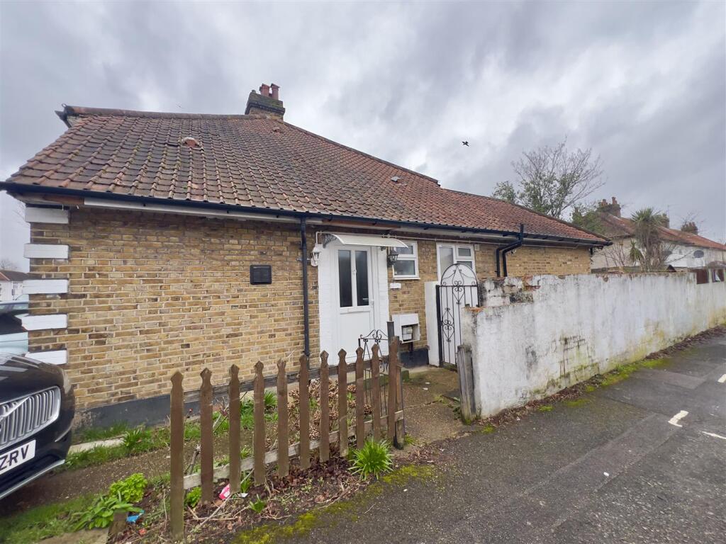 4 bed Detached for rent in Uxbridge. From Coopers - Uxbridge