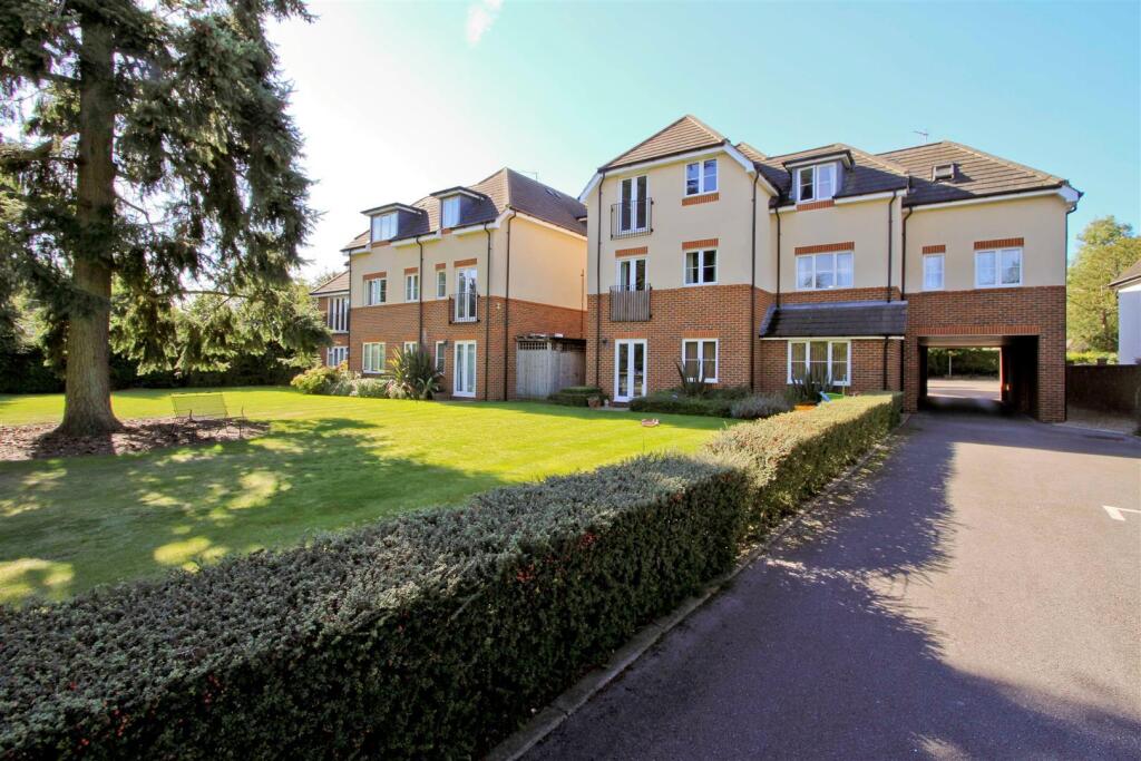 3 bed 1st Floor Flat for rent in Uxbridge. From Coopers - Uxbridge