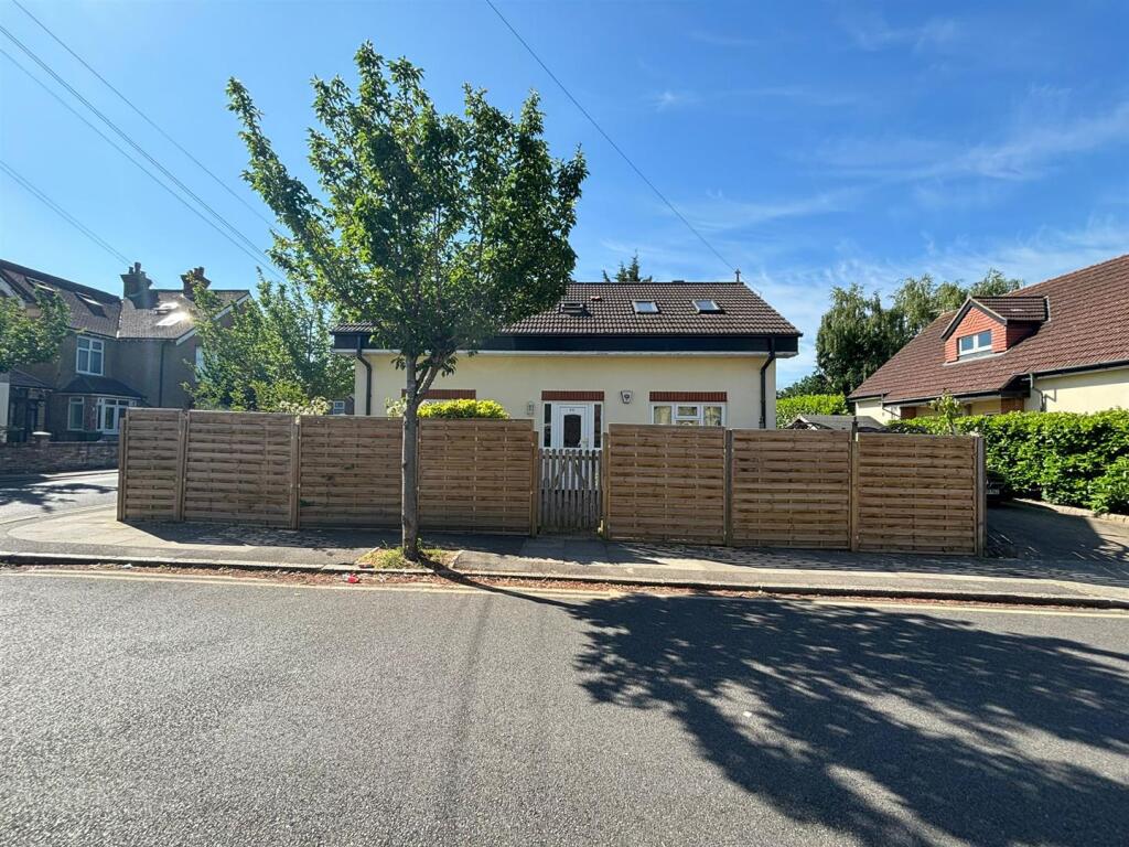 3 bed Detached bungalow for rent in Uxbridge. From Coopers - Uxbridge
