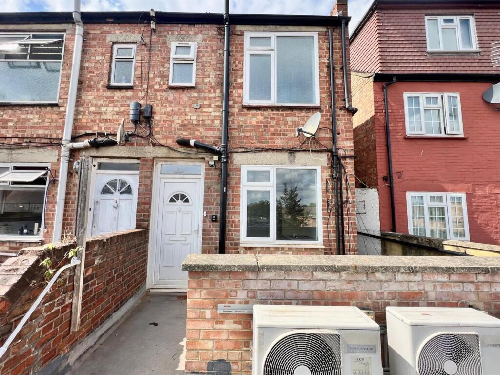 3 bed Apartment for rent in Uxbridge. From Coopers - Uxbridge