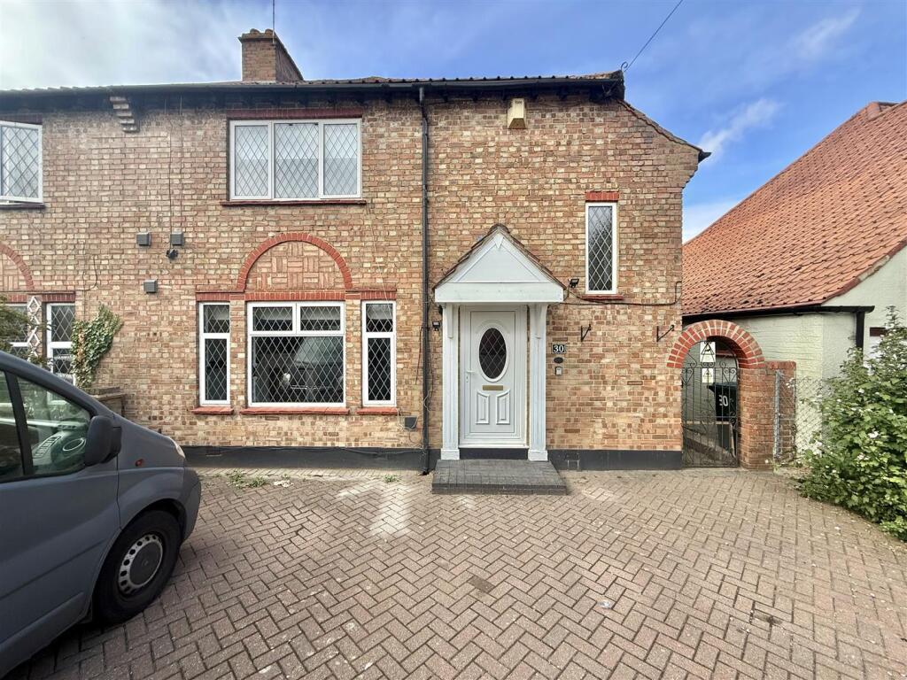3 bed Semi Detached for rent in West Drayton. From Coopers - Uxbridge 3 bed Semi Detached for rent in West Drayton. From Coopers - Uxbridge