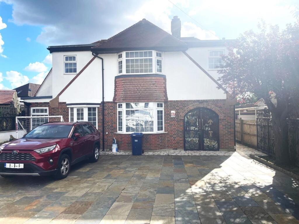 5 bed Detached for rent in Arkley. From Cosway Estates - Mill Hill