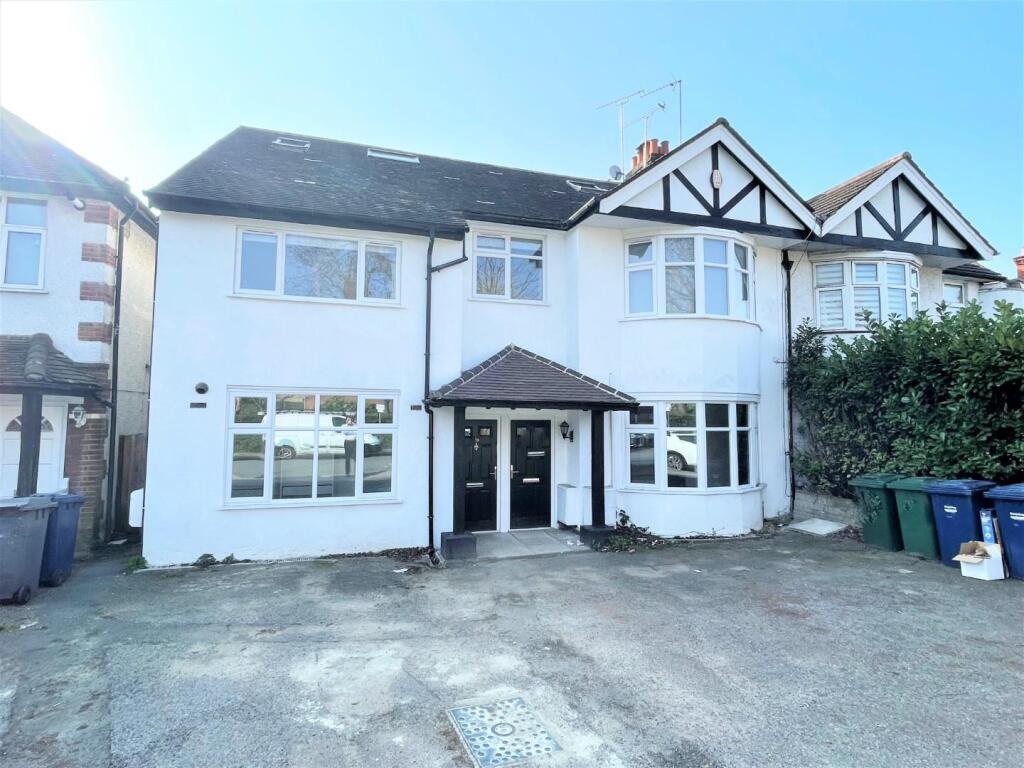 3 bed 1st Floor Flat for rent in Arkley. From Cosway Estates - Mill Hill