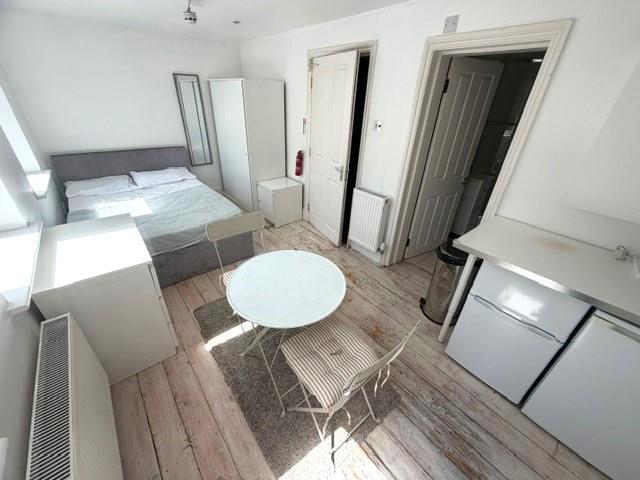 4 bed Studio for rent in Arkley. From Cosway Estates - Mill Hill