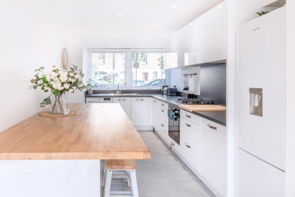 3 bed Duplex for rent in Camden Town. From Cosway Estates - Mill Hill 3 bed Duplex for rent in Camden Town. From Cosway Estates - Mill Hill