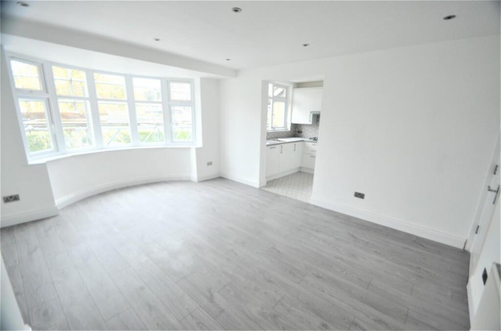 3 bed 1st Floor Flat for rent in Arkley. From Cosway Estates - Mill Hill