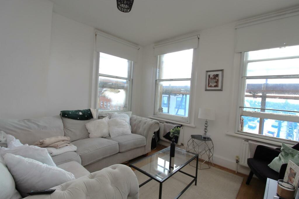 1 bed Apartment for rent in Chingford. From Coultons - North Chingford