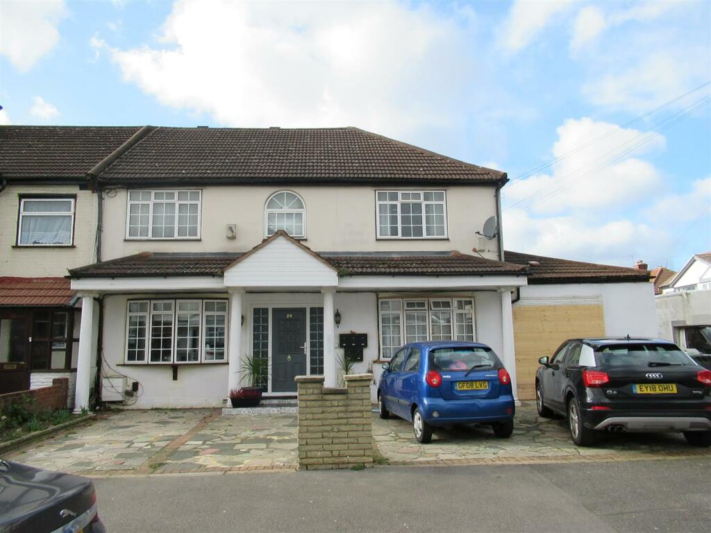 2 bed Apartment for rent in Chingford. From Coultons - North Chingford