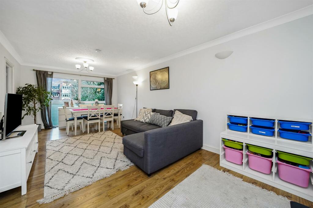 2 bed Apartment for rent in Chingford. From Coultons - North Chingford