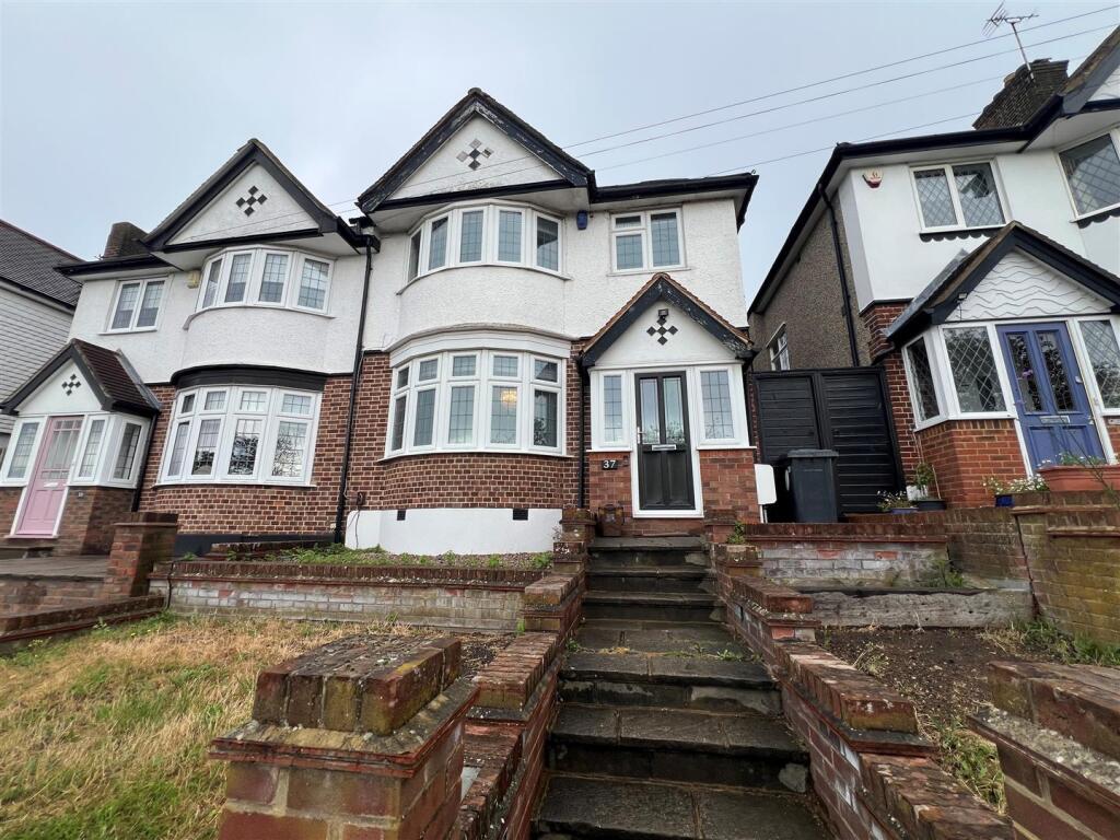 3 bed Mid Terraced House for rent in Chingford. From Coultons - North Chingford