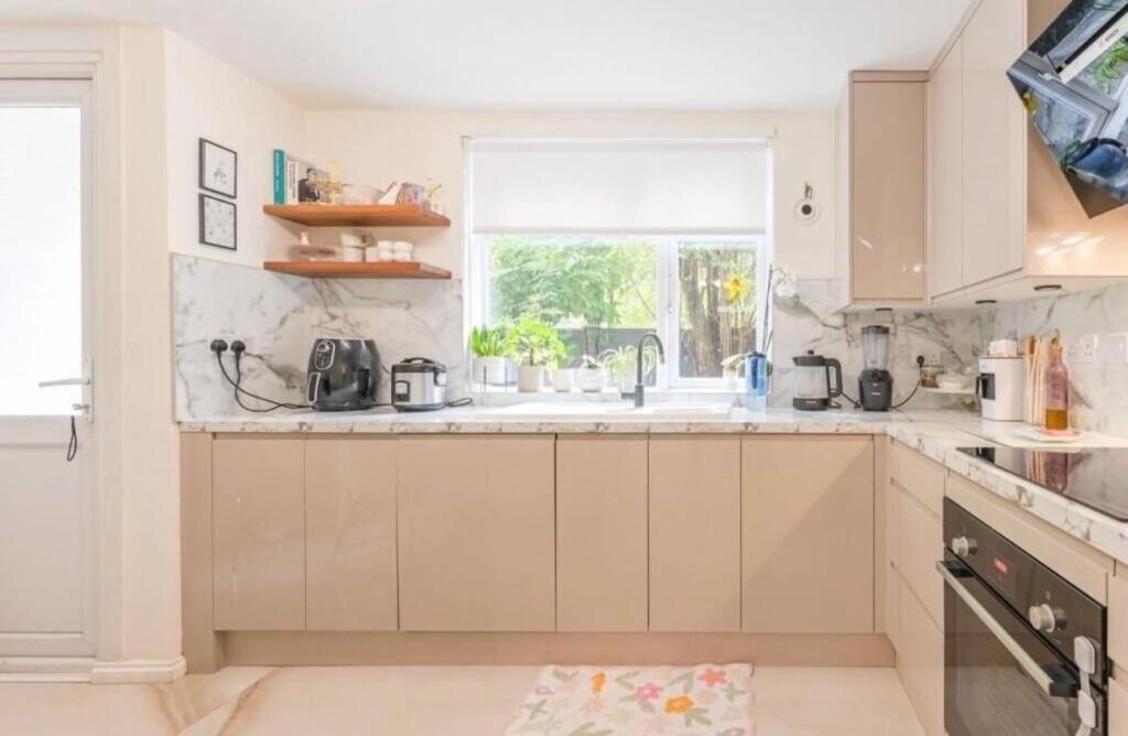 5 bed Town House for rent in Bow. From Coultons - North Chingford
