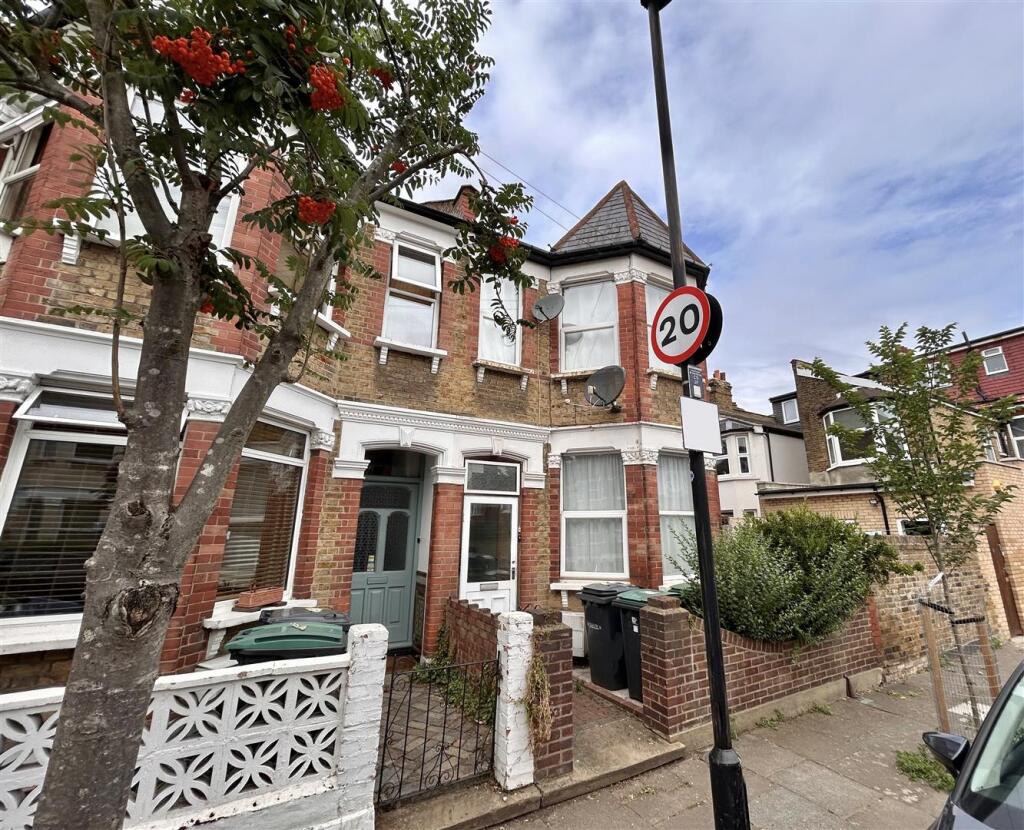 4 bed Studio for rent in Tottenham. From Coultons - North Chingford