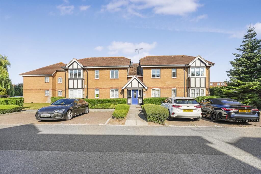 2 bed Apartment for rent in Chingford. From Coultons - North Chingford
