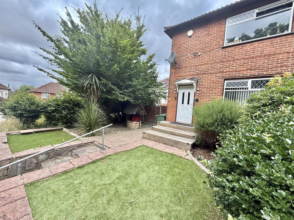 2 bed End of Terrace for rent in Chingford. From Coultons - North Chingford