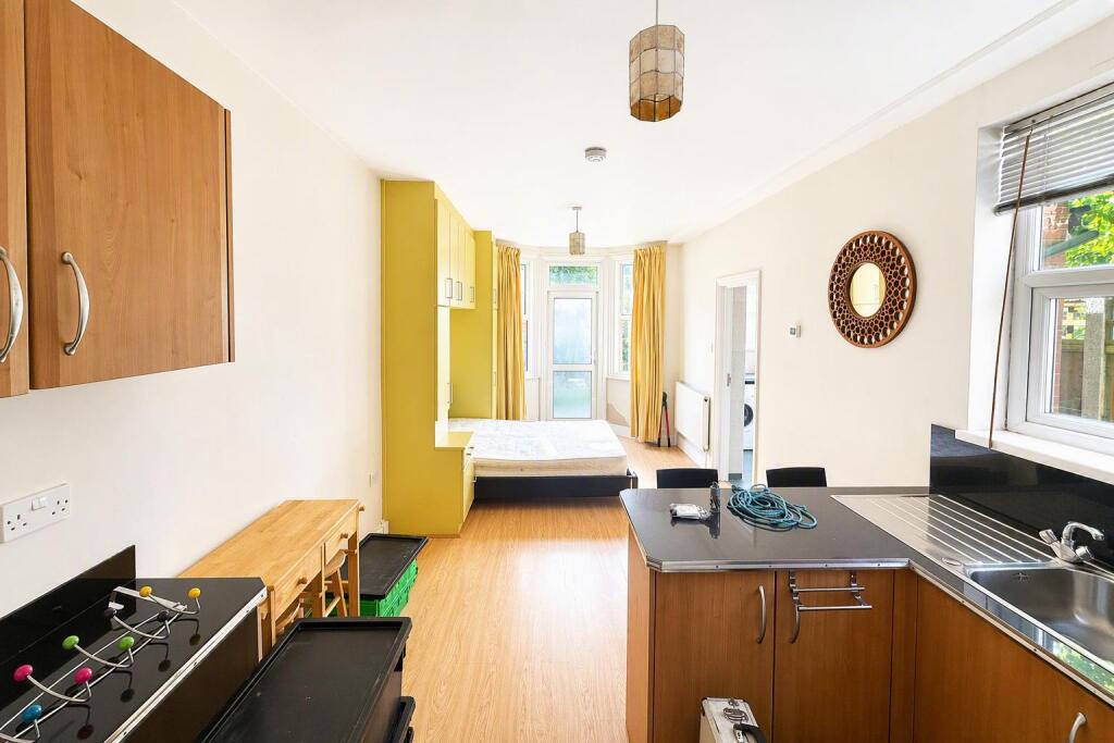 4 bed Studio for rent in Tottenham. From Coultons - North Chingford