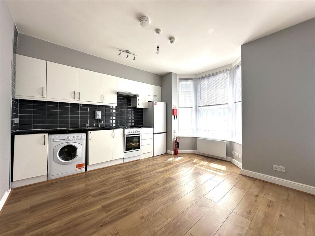 2 bed Apartment for rent in Hornsey. From Coultons - North Chingford