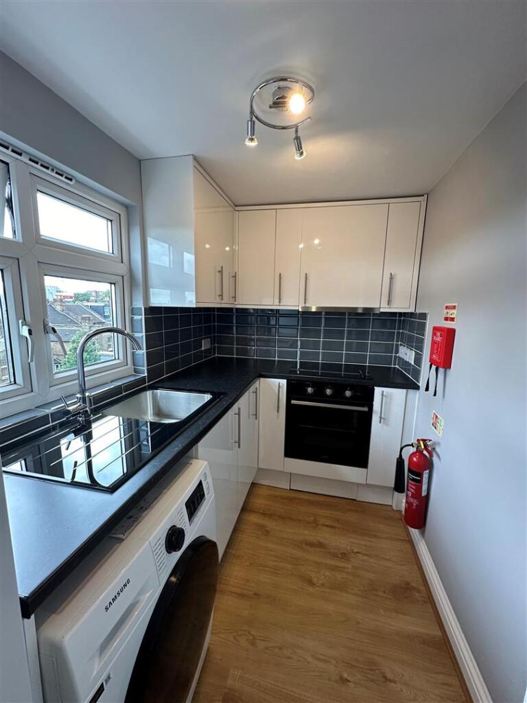 4 bed Studio for rent in Wood Green. From Coultons - North Chingford 4 bed Studio for rent in Wood Green. From Coultons - North Chingford