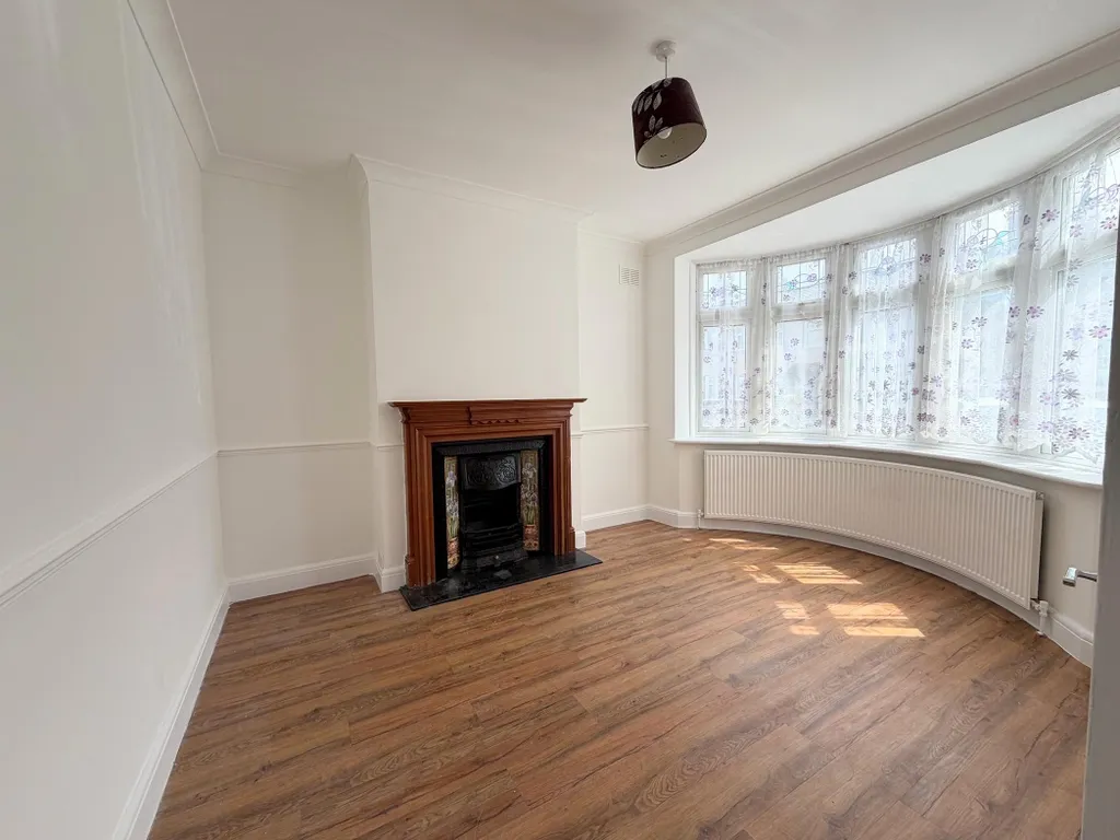 1 bed 1st Floor Flat for rent in Ilford. From CP Papas Property Centre - London