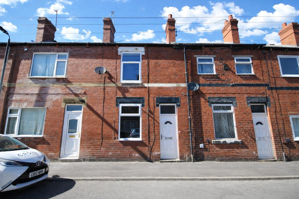 2 bed Mid Terraced House for rent in Pontefract. From Crown Estate Agents - Pontefract
