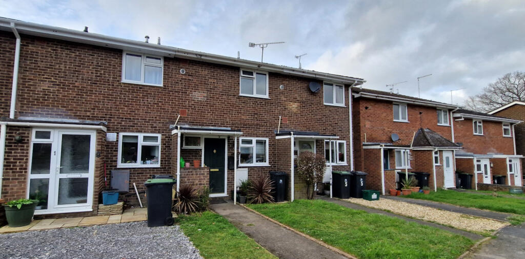 2 bed Mid Terraced House for rent in Fordingbridge. From Crown House Lettings - Ringwood