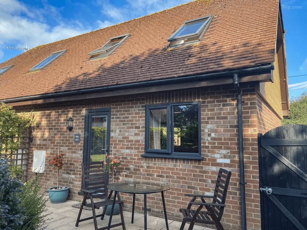 1 bed Cottage for rent in Alderholt. From Crown House Lettings - Ringwood 1 bed Cottage for rent in Alderholt. From Crown House Lettings - Ringwood