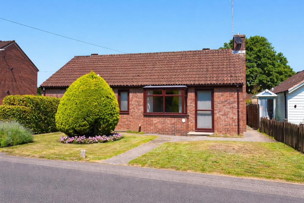 3 bed Detached bungalow for rent in Tinkers Cross. From Crown House Lettings - Ringwood