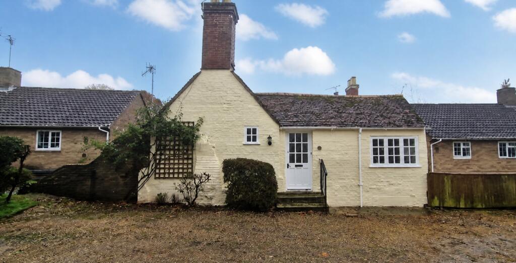 2 bed Bungalow for rent in Ringwood. From Crown House Lettings - Ringwood 2 bed Bungalow for rent in Ringwood. From Crown House Lettings - Ringwood