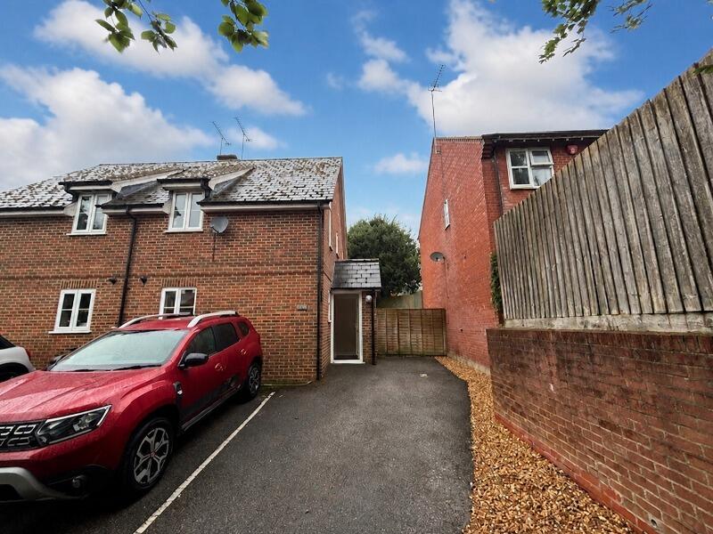 3 bed Semi Detached for rent in Fordingbridge. From Crown House Lettings - Ringwood