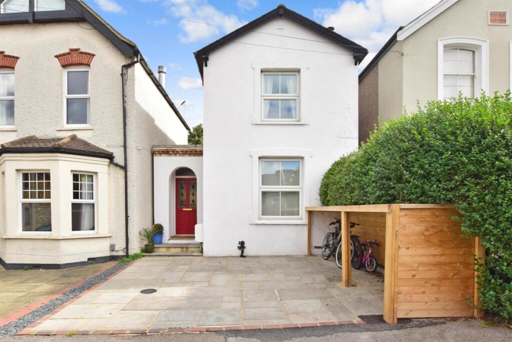3 bed Detached for rent in Carshalton. From Cubitt & West - Sutton 3 bed Detached for rent in Carshalton. From Cubitt & West - Sutton
