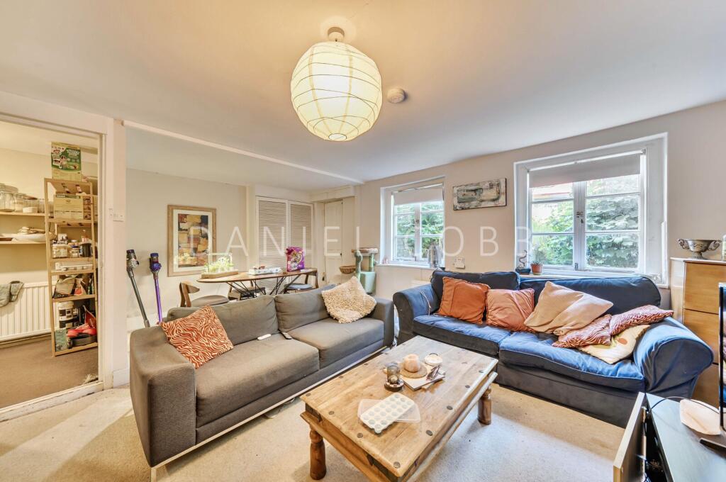 4 bed Mid Terraced House for rent in London. From Daniel Cobb - Kennington