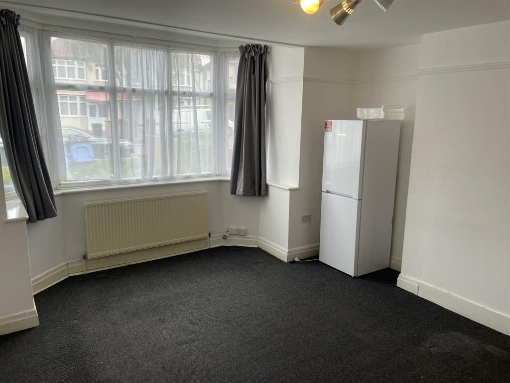 2 bed Flat for rent in London. From Daniels - Willesden Green