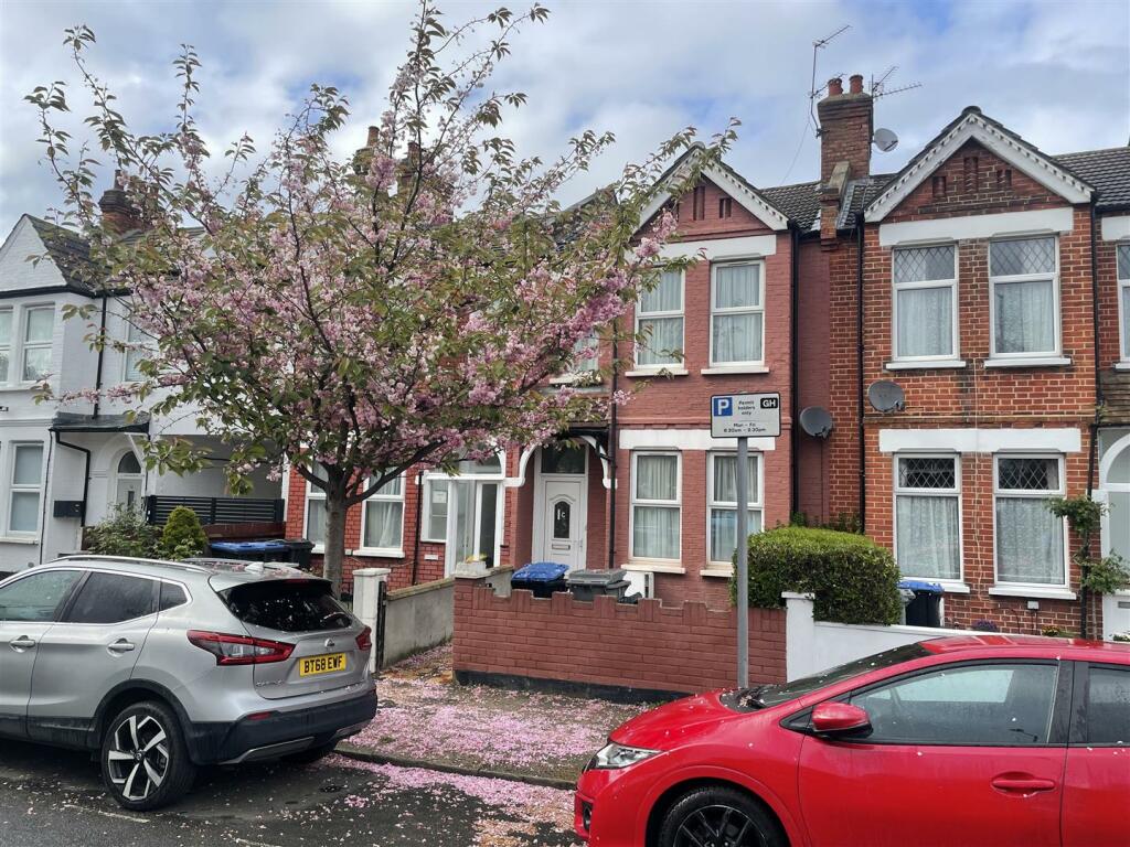 4 bed Mid Terraced House for rent in Willesden. From Daniels - Willesden Green