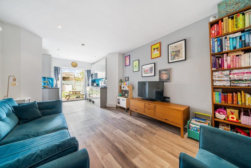 2 bed Apartment for rent in Wood Green. From David Astburys Ltd - London